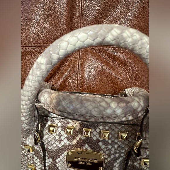 Michael Kors NWOT

Saffiano Stud Small Satchel, Dark Sand - Picture 3 of 10